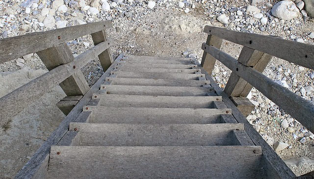 Knee pain while going downstairs